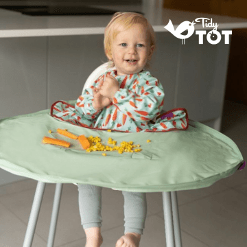 Kid with a bib with tray